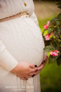 Eine Frau hält liebevoll ihren Babybauch ©sandra-jacques